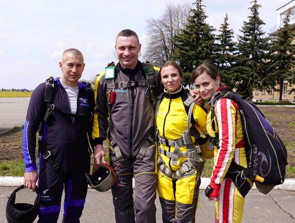 Стрибок з парашутом в Києві на Аеродромі Чайка – ПАРА-СКУФ – Стрибки з ...